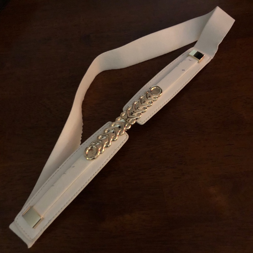 White expandable belt with front clasp